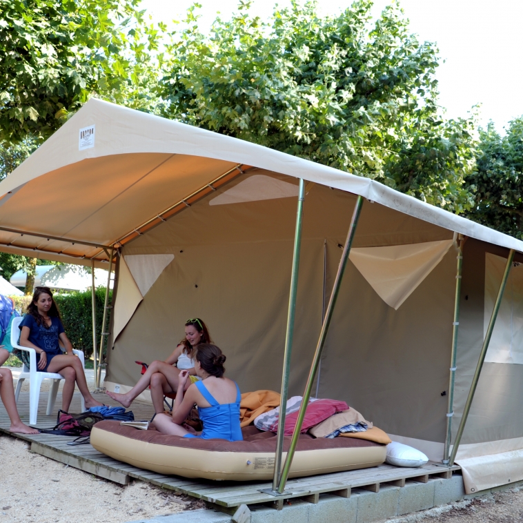 Tente Canada grand confort au Camping 3 étoiles du Lac de Champos à Saint-Donat-sur-l'Herbasse