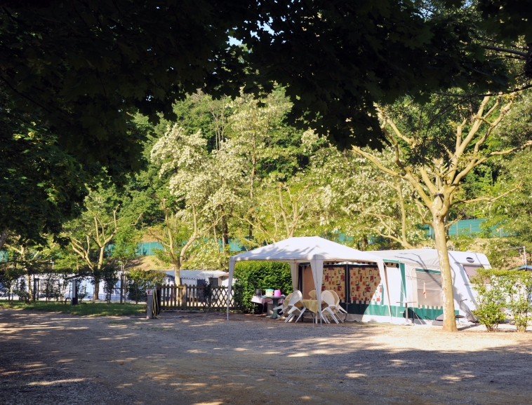 Emplacement de camping au coeur de la Drôme - Domaine du Lac de Champos