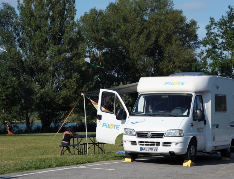 Camping-Car-proche-lac.JPG