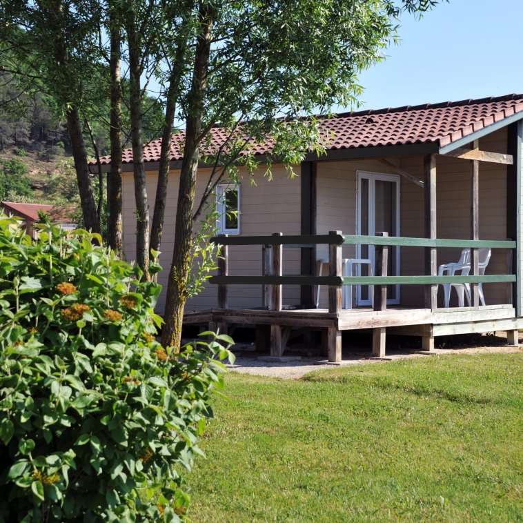 Chalets au Camping 3 étoiles du Lac de Champos à Saint-Donat-sur-l'Herbasse